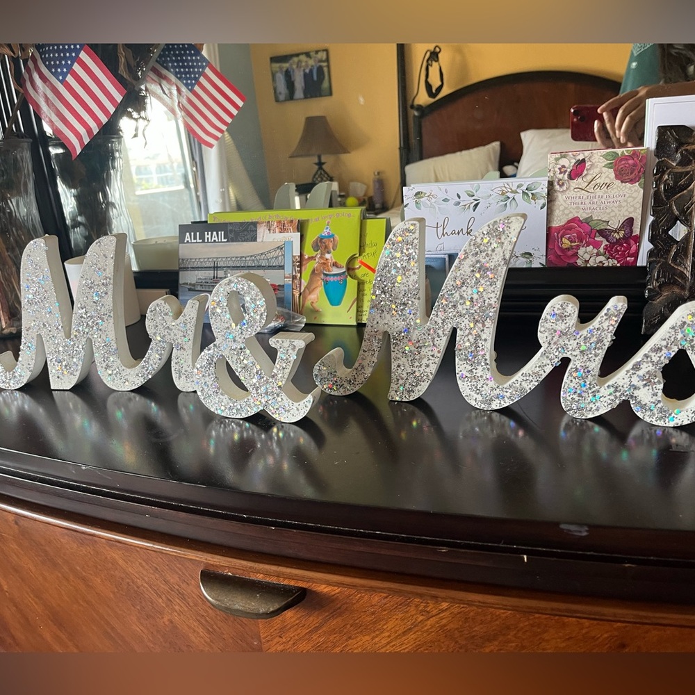 ❌SOLD•💍Mr & Mrs Sign•wood•glitter•weddings•signage